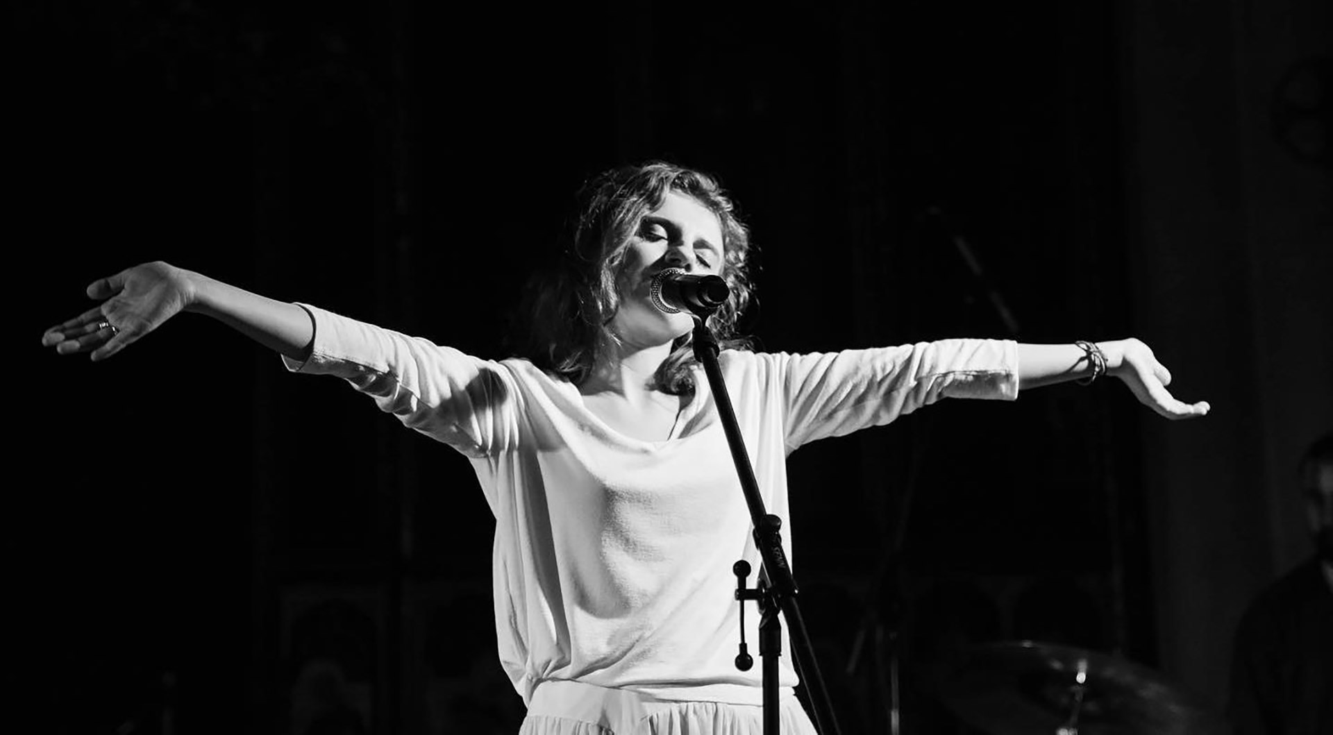 Mădălina Pavăl Live Orchestra<br/><span style=''>Sâmbătă, 4 septembrie, ora 18:00</span>